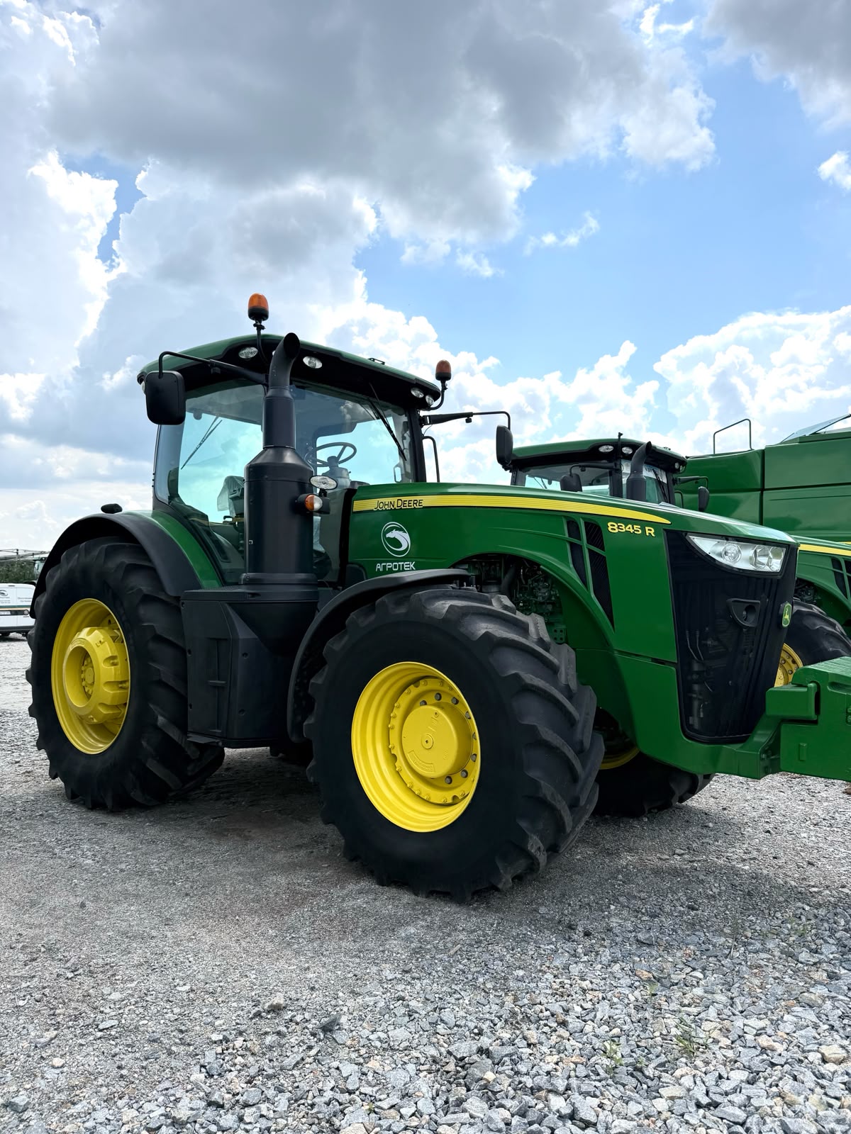 Трактор John Deere - 8335R, 2012