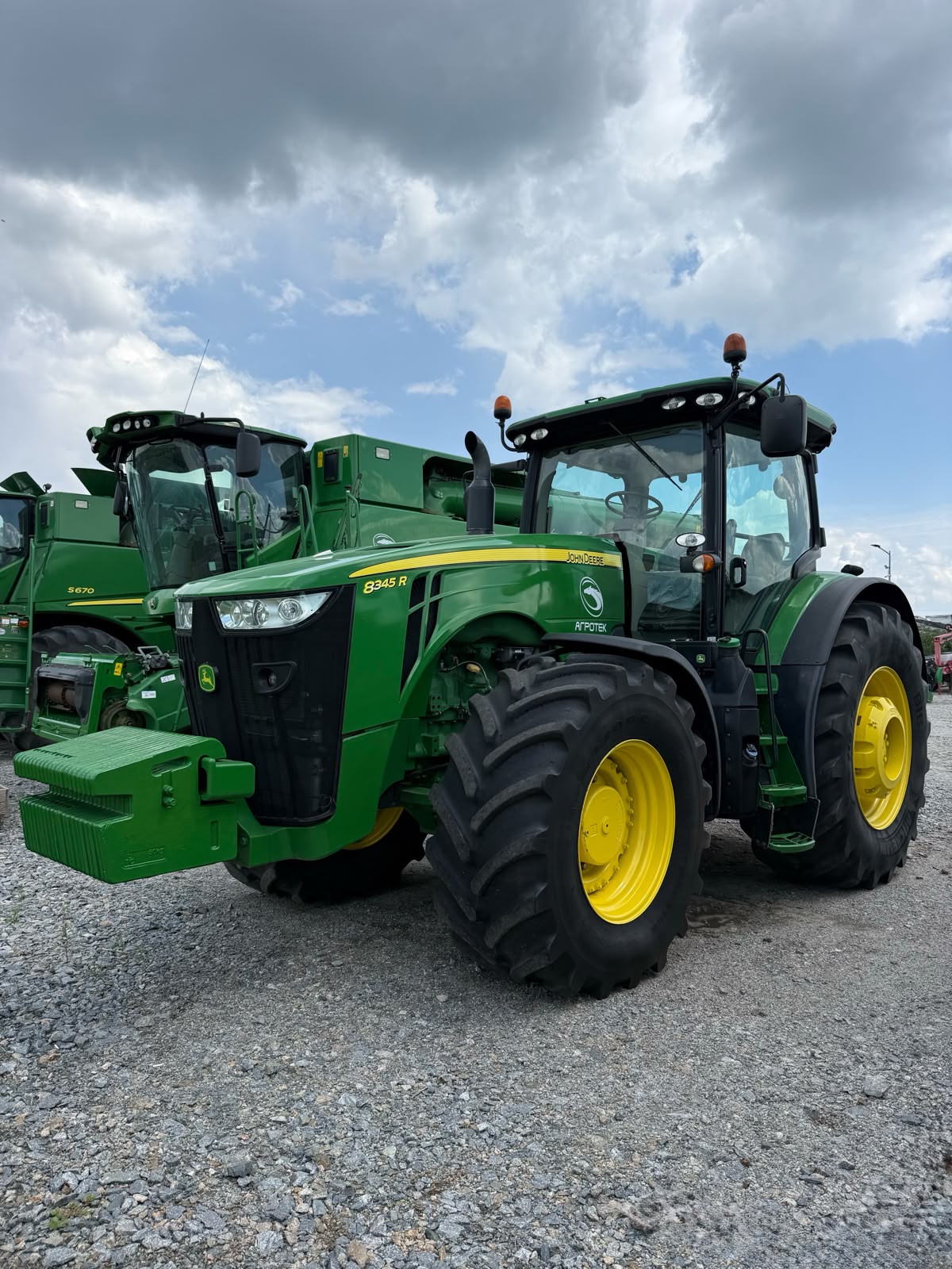 Трактор John Deere - 8335R, 2012