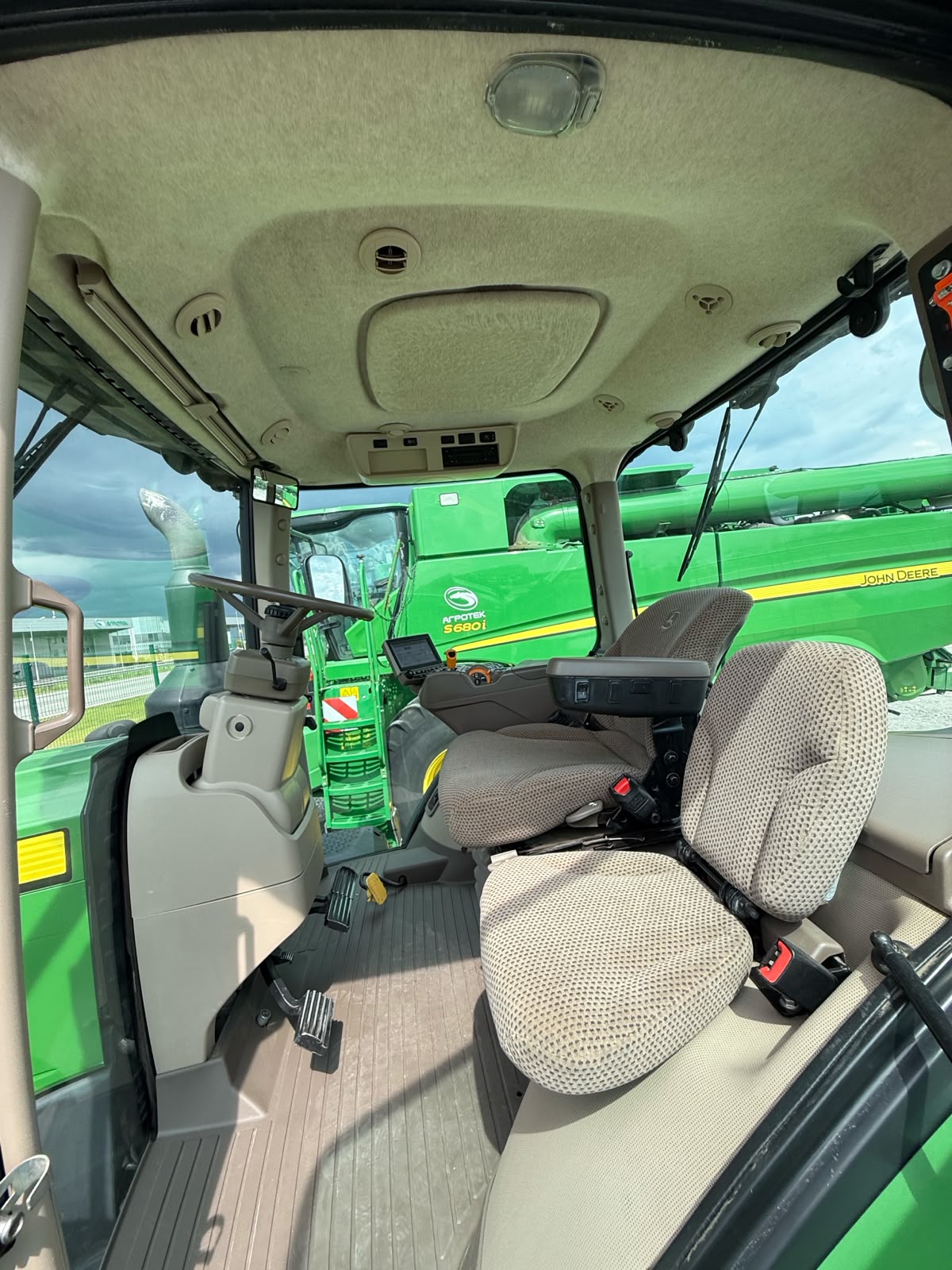 Трактор John Deere - 8335R, 2012