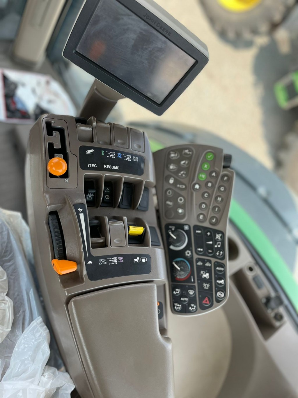 Трактор John Deere - 8335R, 2013